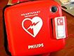 Defibrylatory z pomocą