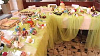 Stoły pełne smakołyków