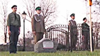 Hołd przy dębie katyńskim