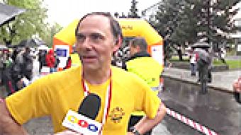 Biegli w strugach deszczu