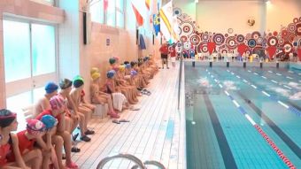 Pływanie z Mikołajem w tle