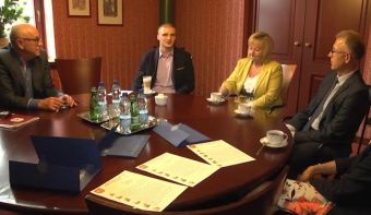 Wyjątkowy pływak w ratuszu