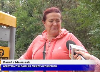 Ćwiczą pod chmurką