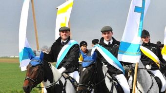 Czapraki wyprane i  na procesję w Sudole!