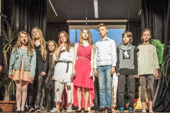 Kot w butach na scenie MDK