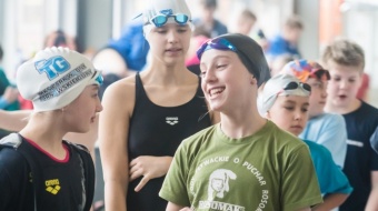 Młodzi pływacy na start