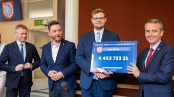 Czeki dla samorządów