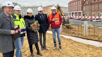 Senator i prezydent na budowie dworca