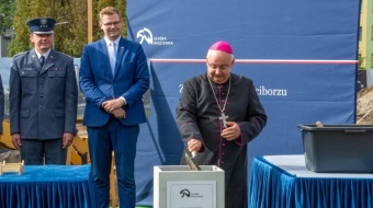 Wmurowanie kamienia pod bloki