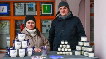 Świąteczna pocztówka na jarmarku