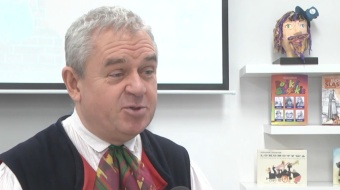 Marek Szołtysek w bibliotece