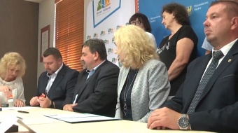 Włodarze gmin podpisali umowy