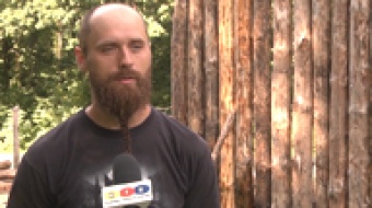 Drengowie budują palisadę