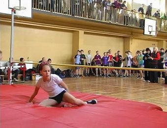 Skok wzwyż przy muzyce